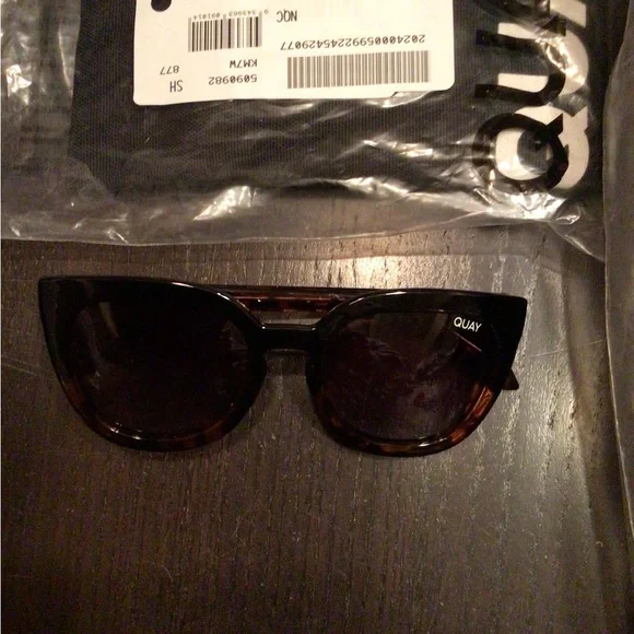 NEW! Rare Quay Noosa POLARIZED sunnies  display picture 1